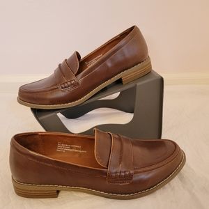 Universal Thread brown loafers size 8.5 EUC